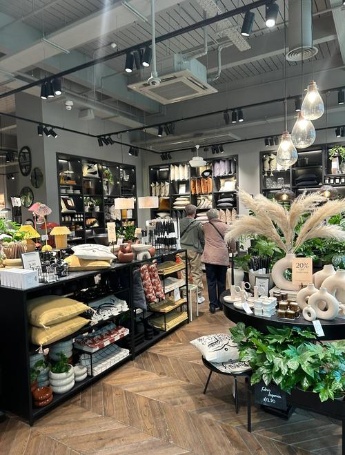 实体家居门店顾客自由逛店场景