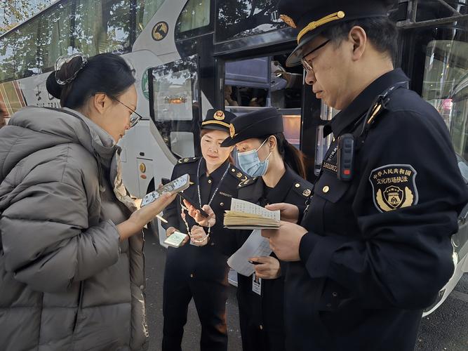 市场监管上门巡查出示执法证件场景