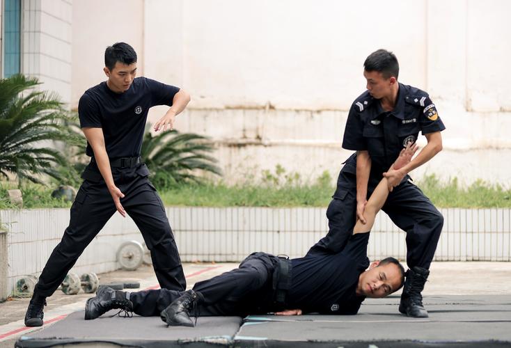 博弈推演：警察手里攥着什么，你手里有什么