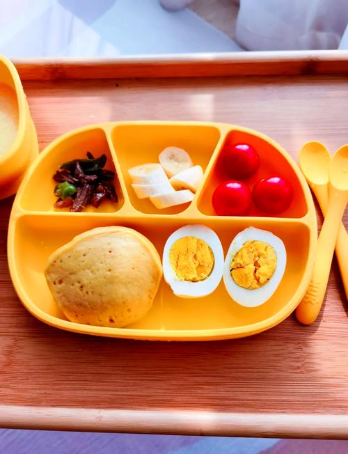 宝宝餐桌上的辅食工具摆放实景图