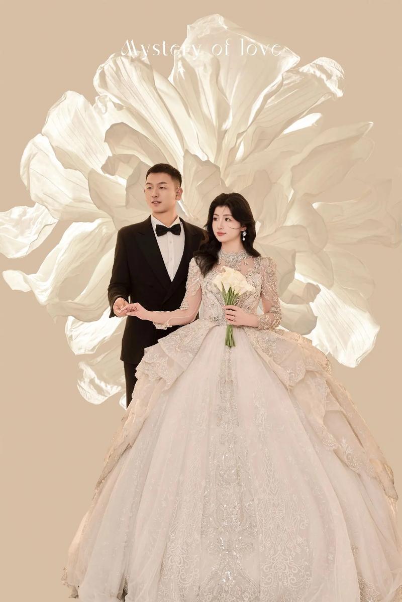 婚纱照选片现场电脑屏幕显示加钱精修对比