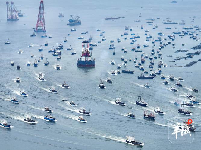 南海赶海拖网船停靠渔村码头场景