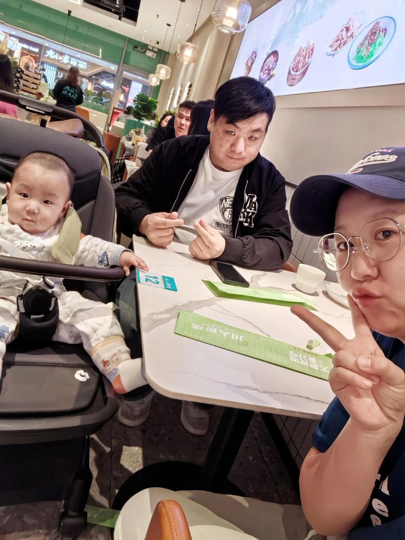 一家三口晚餐后玩吐槽游戏亲子合影