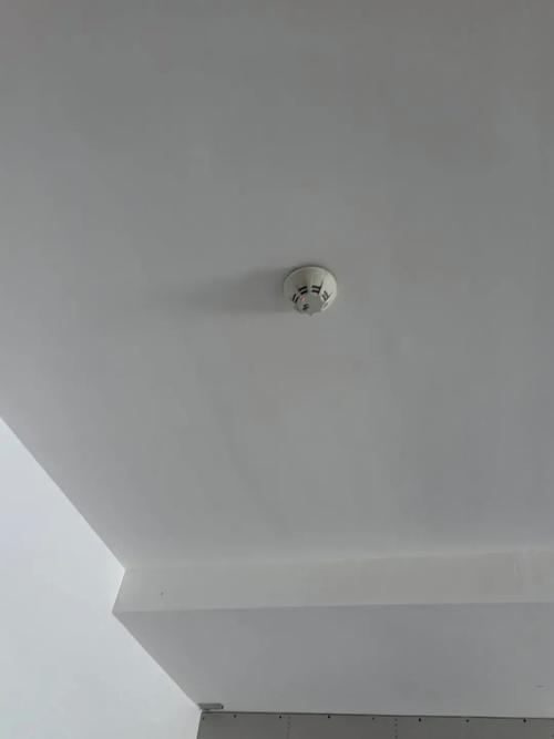 老人家中厨房天花板安装的NB-IoT独立烟感