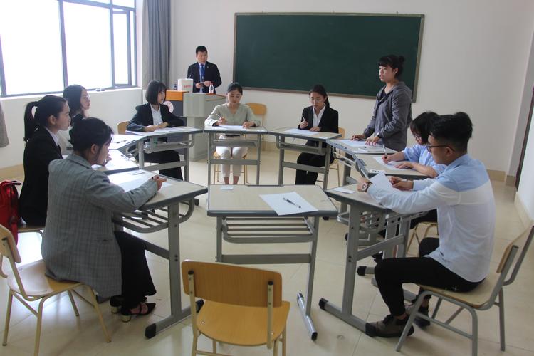 无领导小组讨论面试场景学生激烈讨论