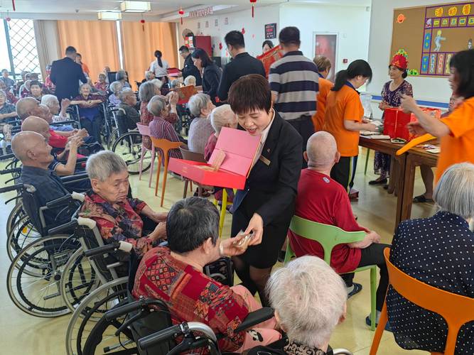 养老项目推介会老年人领礼品场景