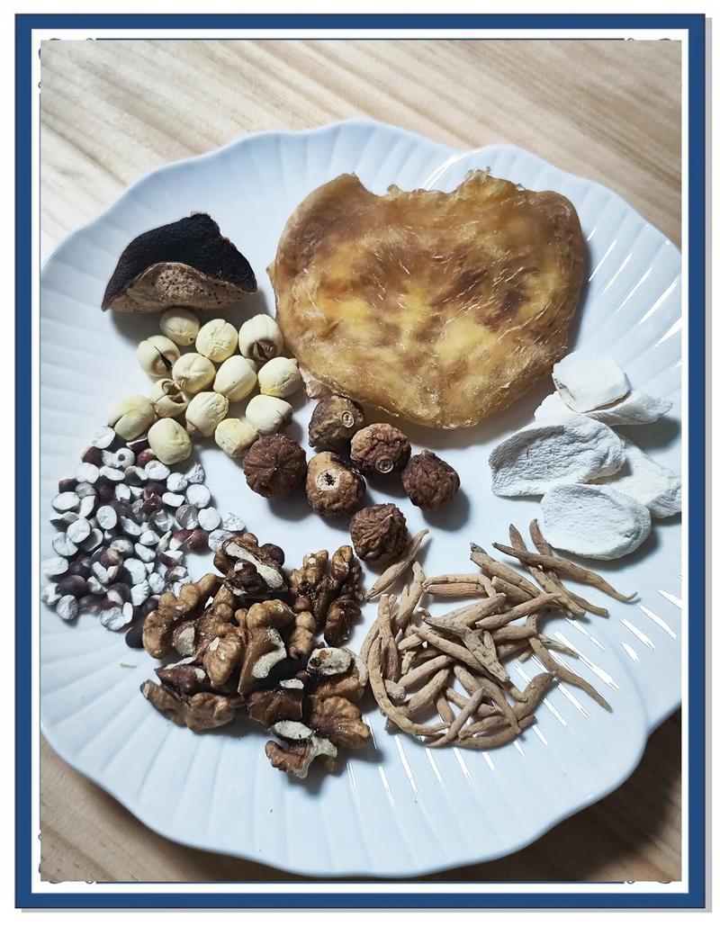 老中医在居家厨房整理自制饮品常用的天然食材