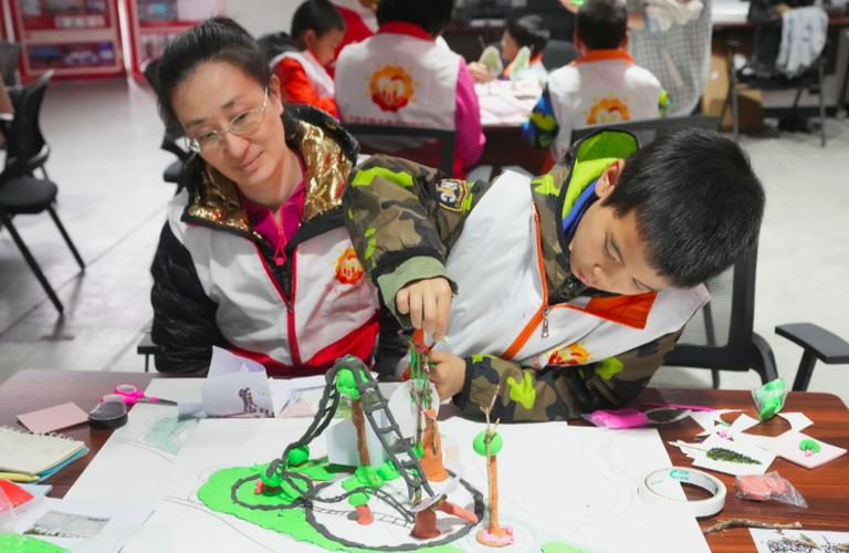 小学生团队围绕社区花园模型讨论失败原因