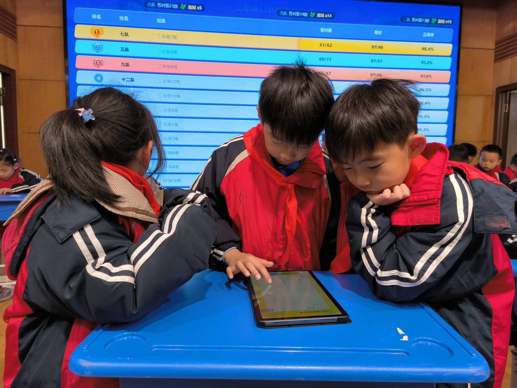 小学教室学生用平板玩算术闯关游戏的真实场景