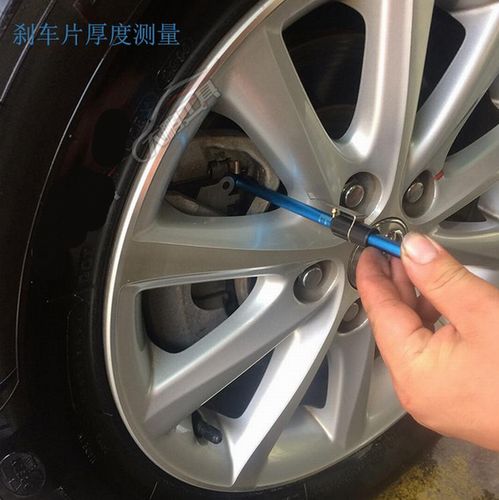 汽修师傅从家用车轮毂缝隙检查刹车片厚度实拍
