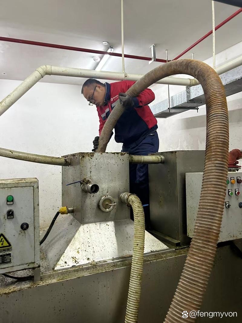 注塑车间冷水机宕机工人清理炮筒糊料现场