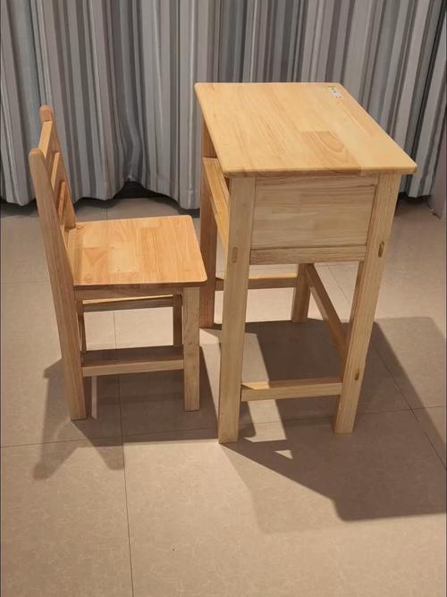 池州飞地学苑廊下摆放旧书的老课桌