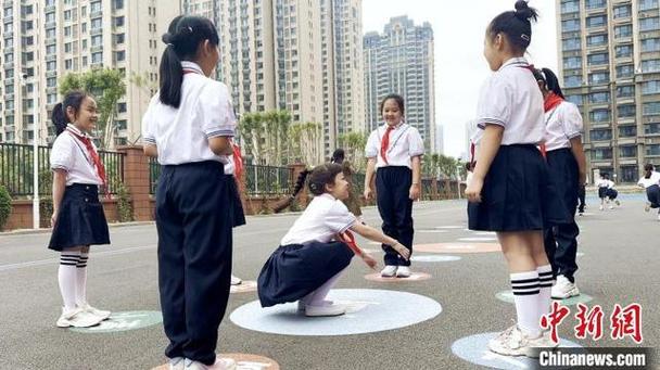 小学操场终点线蹲坐休息的孩子