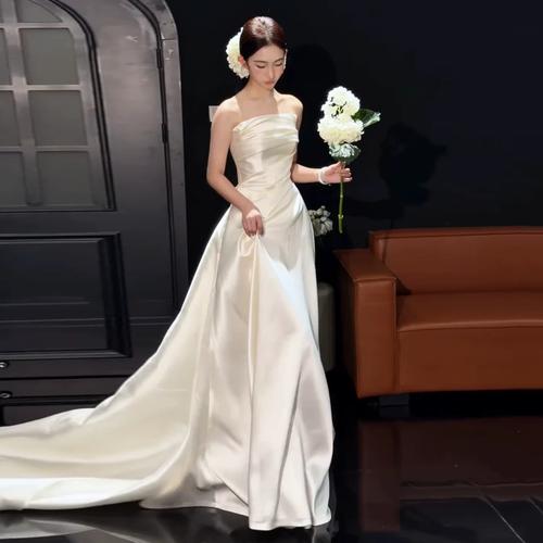 法式婚纱照简约缎面轻婚纱造型