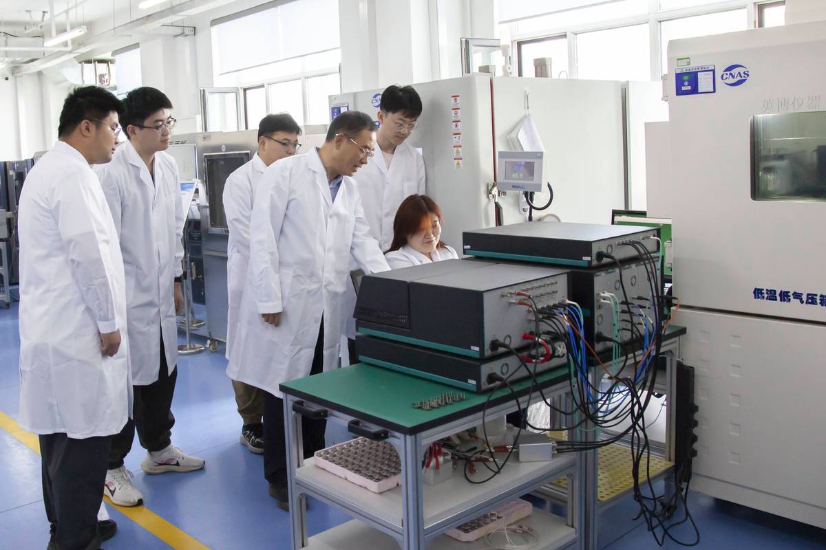 高校教授在工厂中试车间指导生产