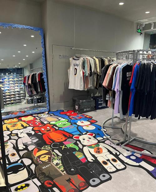 年轻消费者在潮牌集合店挑选服饰场景