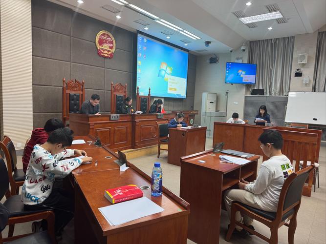 那个总被欺负的男孩,在模拟法庭上第一次大声说话