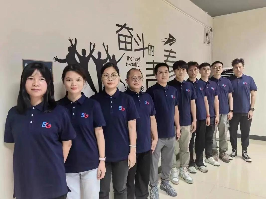 工业项目团队穿着定制成功庆祝T恤合影