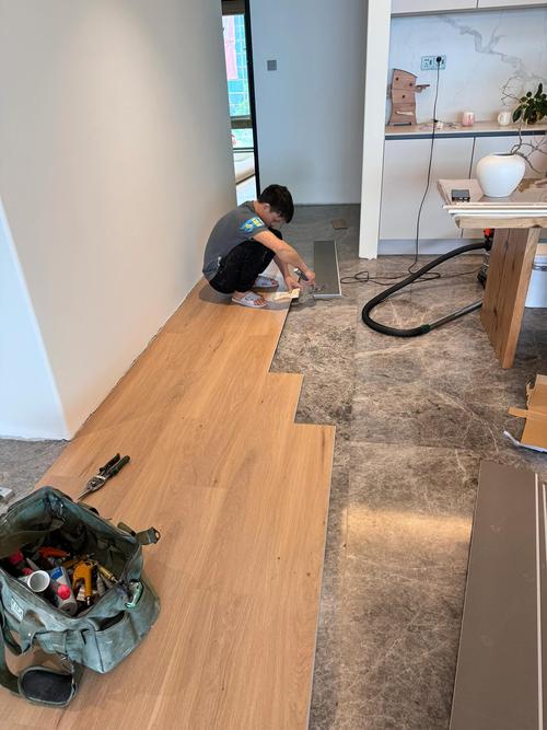 旧房翻新瓷砖上铺木地板完工实拍