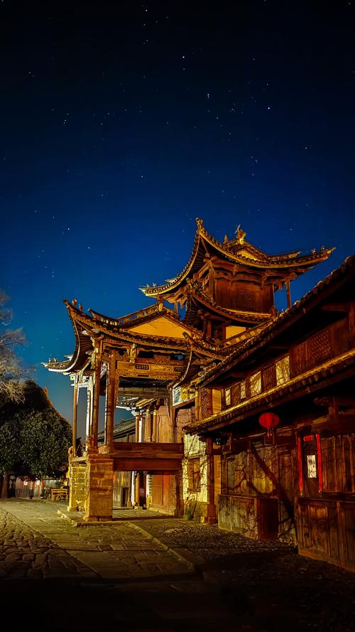 大理古城废弃戏台和星空