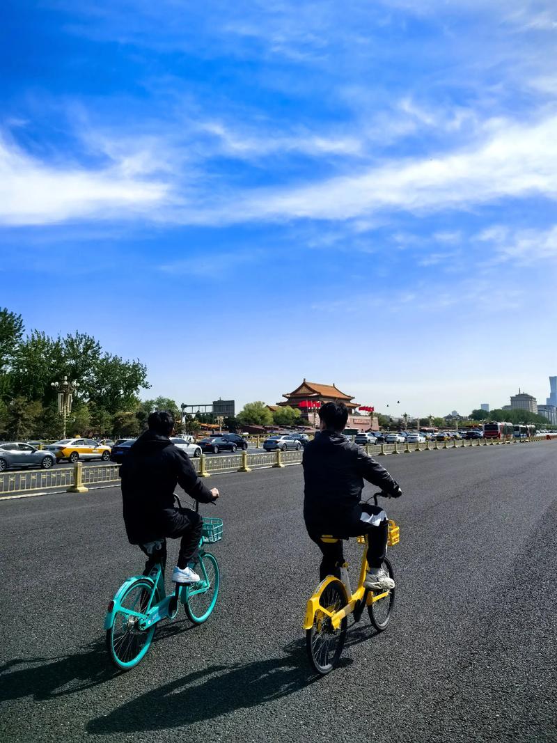 北京长安街清晨骑行宽阔自行车道