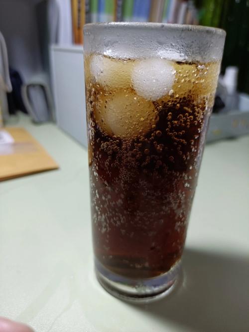 客厅茶几半杯冰可乐水位线实拍