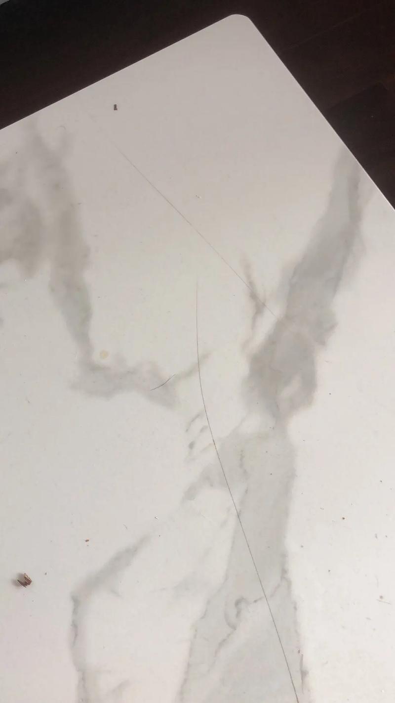 岩板桌子使用一年后边缘崩角瑕疵实拍