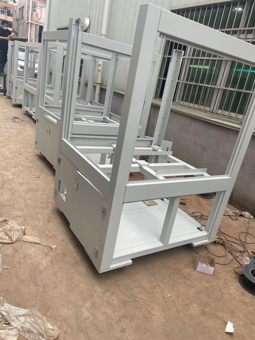 诸城小型机械加工车间内摆放的半成真空包装机焊接机架