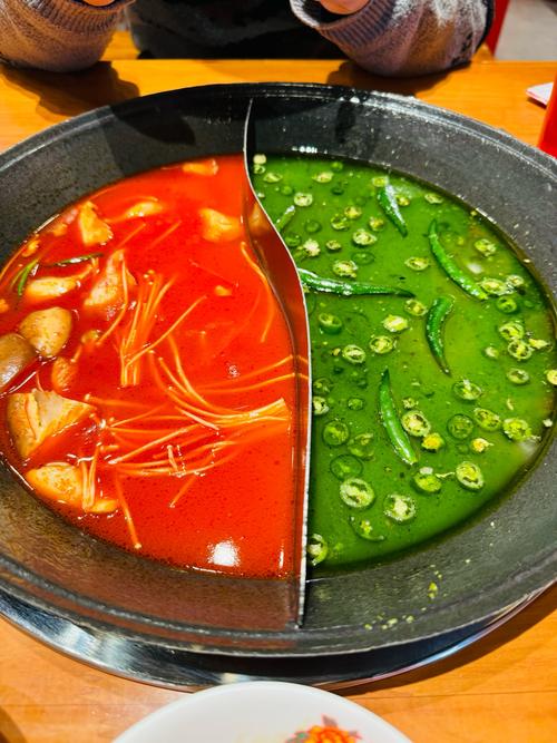 成都火锅鸳鸯锅底翠绿青椒红锅对比