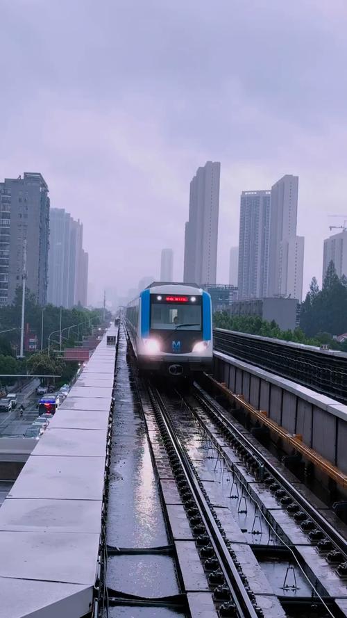 细雨中的城市轻轨轨道雾气弥漫
