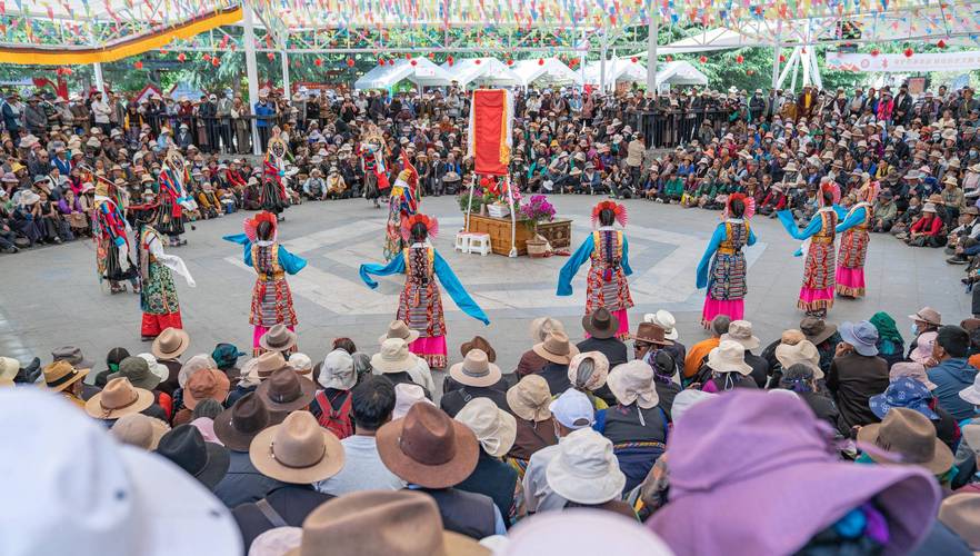 山南望果节青稞田边藏戏露天演出现场