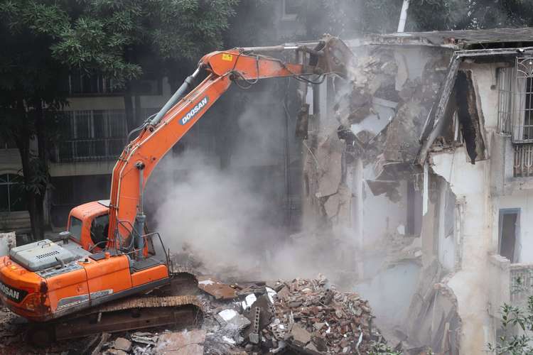 城市旧城改造拆迁补偿协商现场