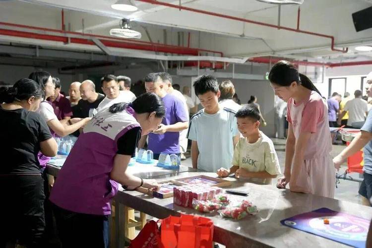 珠三角工业园外来务工人员子女周末活动场景