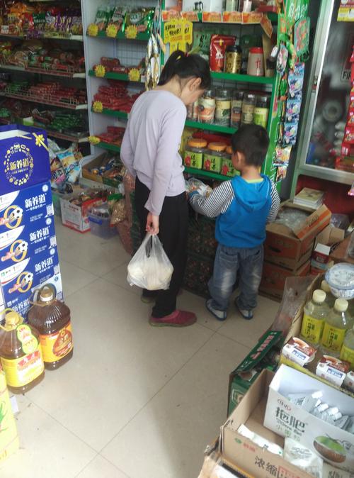 妈妈带娃弄脏衣服便利店门口真实场景