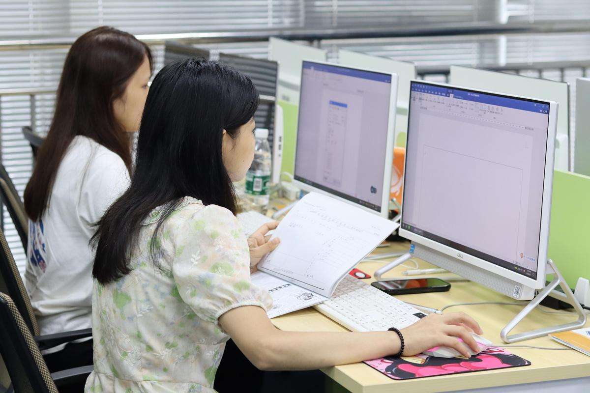 面试前用电脑查阅公司资料的场景