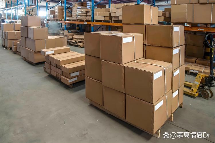 打包待处理闲置物品的牛皮纸箱