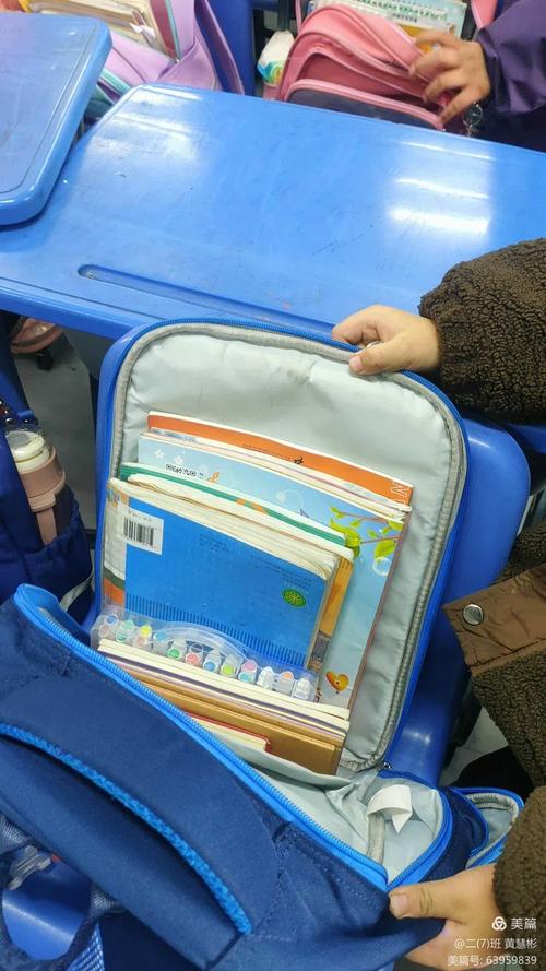小学软背板书包装书后塌腰变形实拍