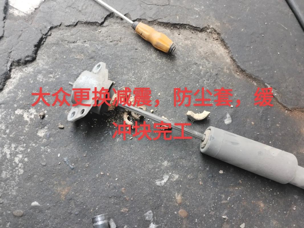 换缓冲块的标准操作,别让小工瞎拧