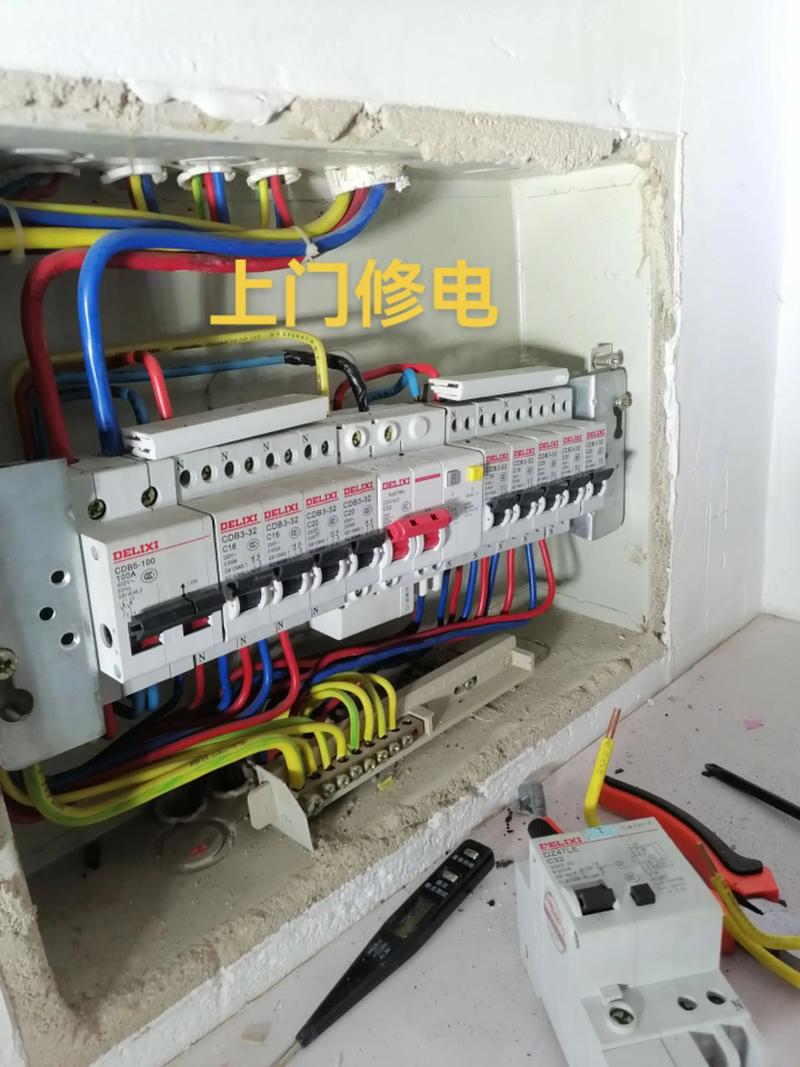 技能型电工师傅在居民家中专业检修电路