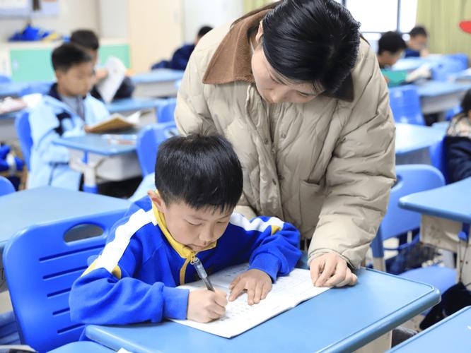 小学教室课后服务学生集体写作业场景