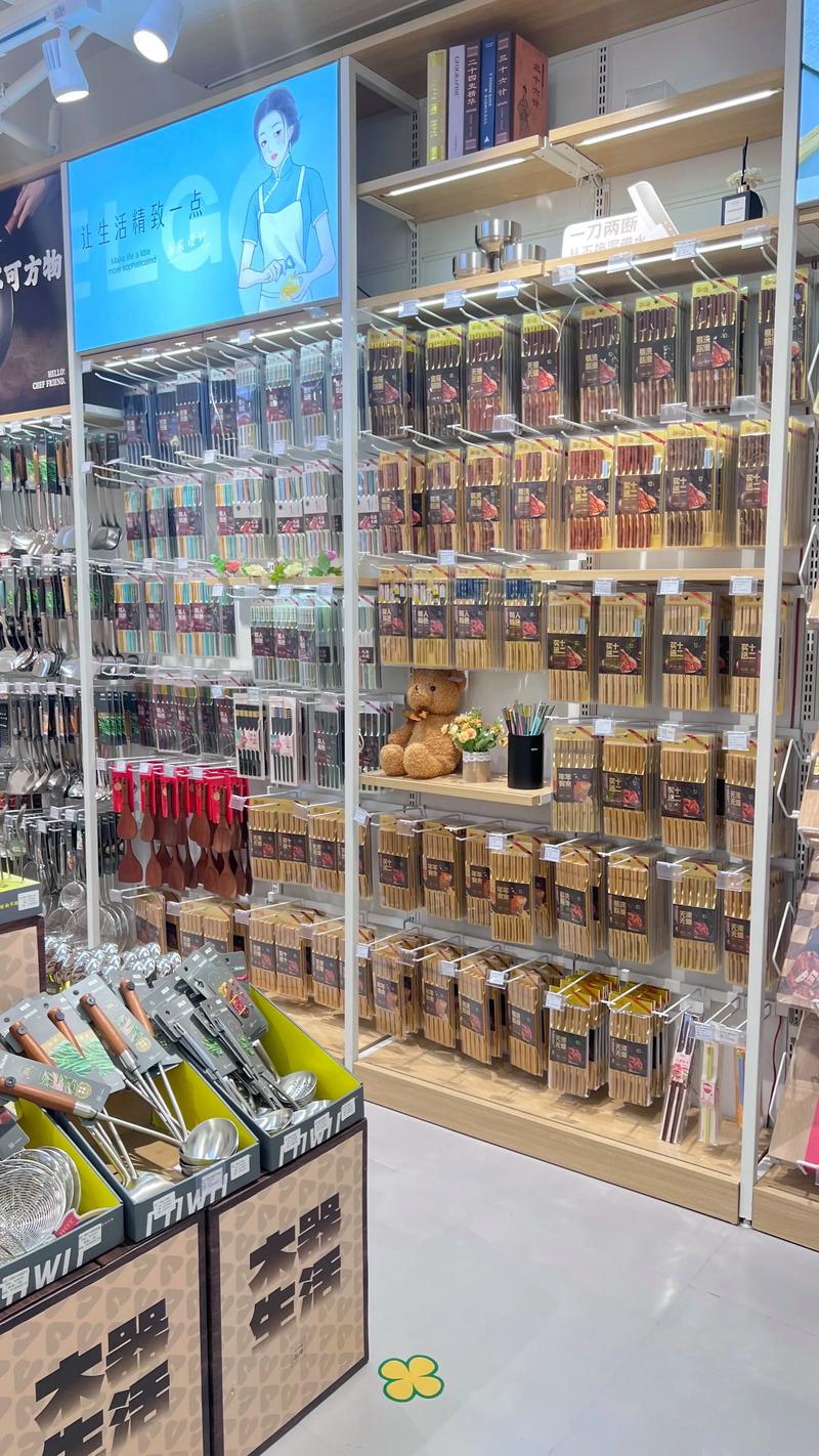 超市货架日用品选购分批清单场景实拍