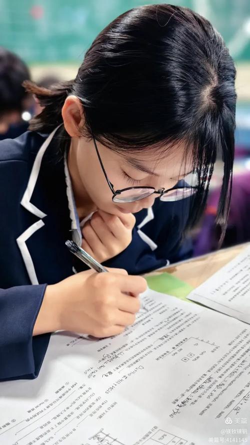 中学生课堂低头记笔记思考场景