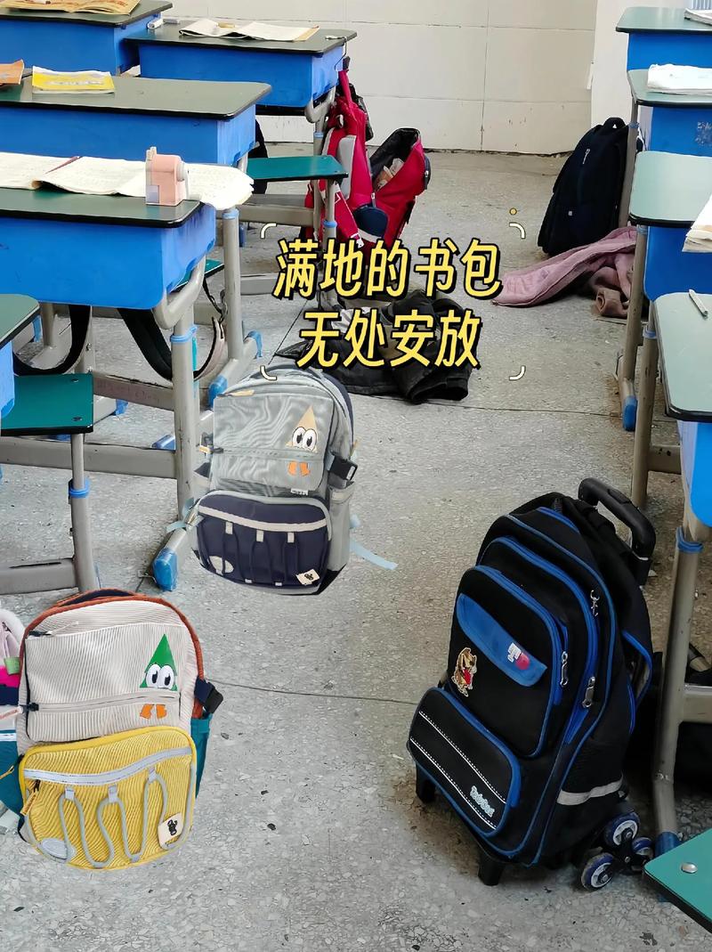 小学生超重的拉杆书包堆在课桌旁