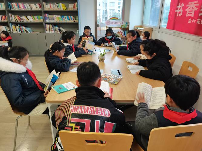 中学整本书阅读课学生围坐分享阅读感受