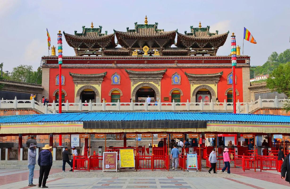 青海西宁塔尔寺景区入口全景
