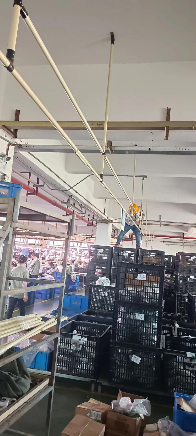 东莞工业区杂乱电工厂房流水线安装实拍