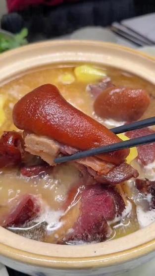 湖北南漳农家桔子皮炖腊猪蹄成品
