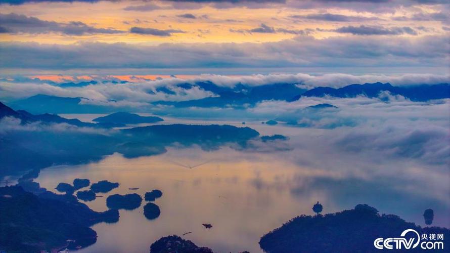 浙江杭州千岛湖晨雾岛群风光