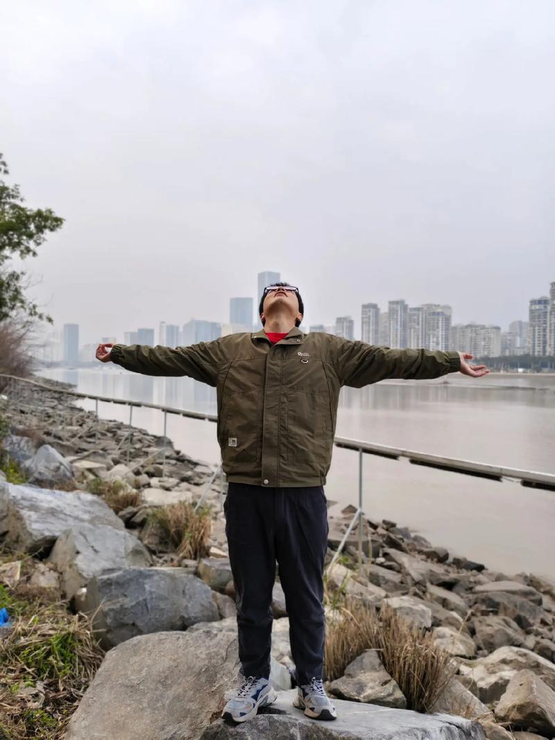 站在江边,什么都可以想,什么都可以不想