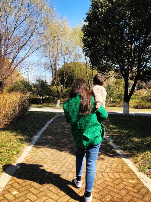 离婚后女性拥抱新生活的背影